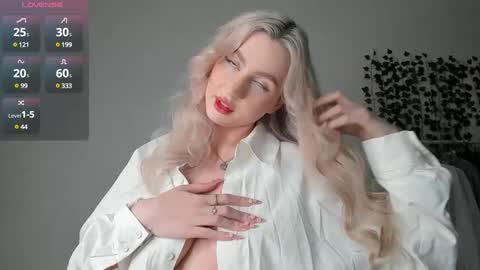 Snapshot of heavenlysky_ chatting on December 2, 10:10 pm Akemi instinthemoodforlooove online show from December 2, 10:10 pm