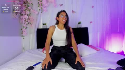Snapshot of heidi_feuer chatting on September 29, 12:32 pm heidi_feuer online show from September 29, 12:32 pm