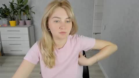 Snapshot of helen_angel_girl chatting on February 6, 8:39 am Helen sven online show from February 6, 8:39 am