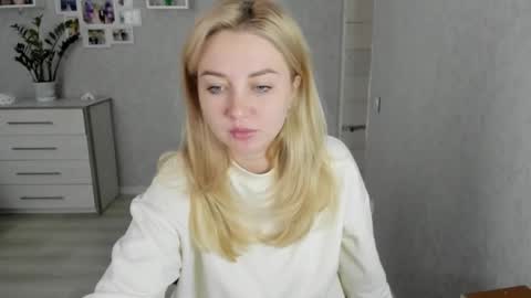 Snapshot of helen_angel_girl chatting on October 6, 11:27 am Helen sven online show from October 6, 11:27 am