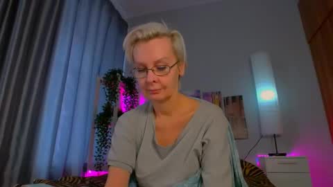 Snapshot of helgahimmele chatting on February 19, 8:01 am Helga online show from February 19, 8:01 am