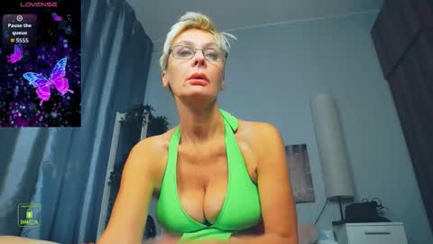 Snapshot of helgahimmele chatting on September 30, 11:38 am Helga online show from September 30, 11:38 am