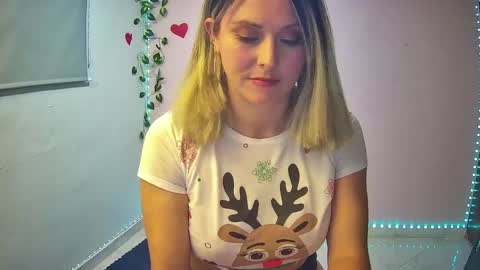Snapshot of hestesiaxx chatting on December 19, 2:45 am Hestesiaxx online show from December 19, 2:45 am