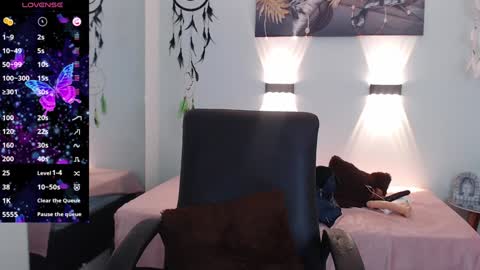 H I L A R Y online show from January 26, 2:45 am