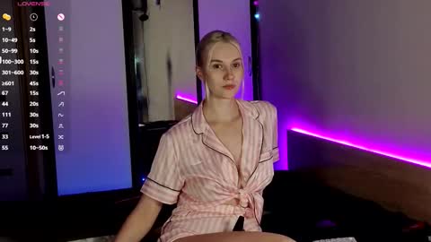 Snapshot of hitchcocianblonde_ chatting on October 1, 6:13 pm Mary online show from October 1, 6:13 pm