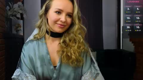 Snapshot of hloya_jons chatting on September 18, 2:43 am Ksenia online show from September 18, 2:43 am