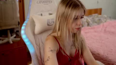 Holly online show from March 1, 7:57 pm