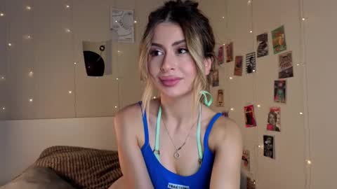Snapshot of holayoula chatting on October 19, 8:49 am Moni Monica online show from October 19, 8:49 am