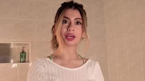 Snapshot of holayoula chatting on October 4, 8:20 am Moni Monica online show from October 4, 8:20 am