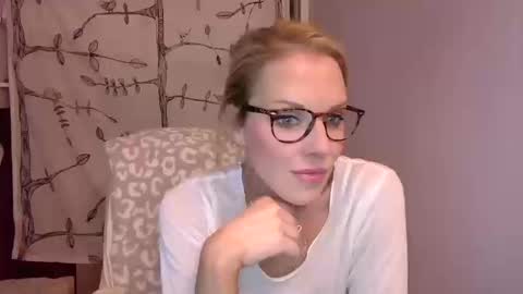 holly_bourbon online show from October 10, 11:53 pm