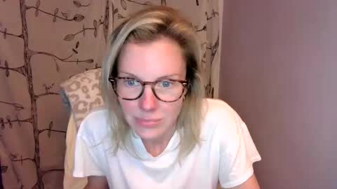 holly_bourbon online show from June 11, 12:32 am