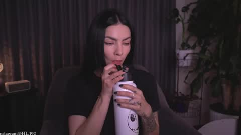 Holly Linder online show from April 15, 1:39 am