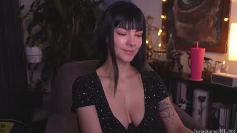 Holly Linder online show from December 3, 2:03 am