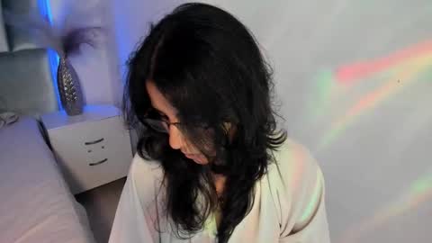 hollypeach_ online show from December 5, 8:54 pm