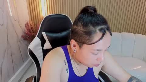 Snapshot of hollypeytoon chatting on October 31, 1:15 pm Holly  online show from October 31, 1:15 pm