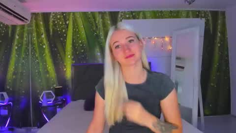 Snapshot of hollytaillor chatting on September 13, 5:37 am HollyTaillor online show from September 13, 5:37 am