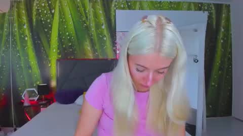 Snapshot of hollytaillor chatting on September 29, 5:23 am HollyTaillor online show from September 29, 5:23 am