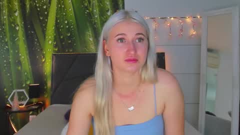 Snapshot of hollytaillor chatting on September 24, 6:23 am HollyTaillor online show from September 24, 6:23 am