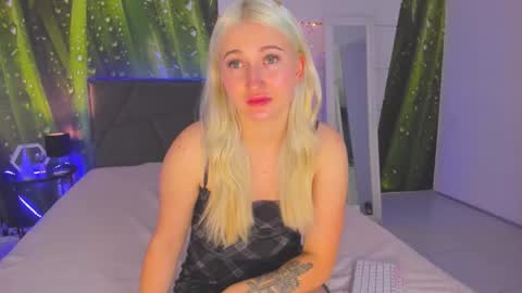 HollyTaillor online show from November 3, 6:39 am