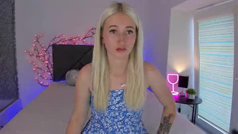 Snapshot of hollytaillor chatting on September 15, 12:13 pm HollyTaillor online show from September 15, 12:13 pm