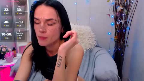 Snapshot of holy_girl_x chatting on October 12, 2:14 am Holy girl online show from October 12, 2:14 am
