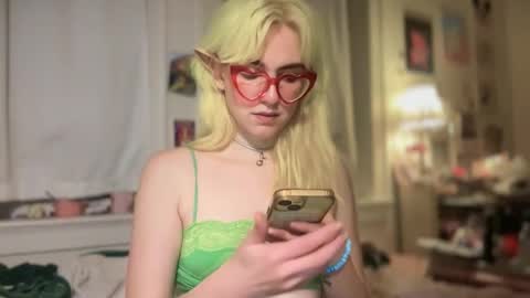 Snapshot of honeyxlimbed chatting on September 26, 7:39 am Emi Rose online show from September 26, 7:39 am