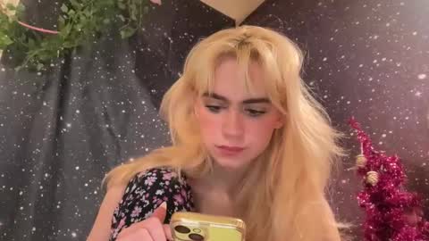 Snapshot of honeyxlimbed chatting on December 17, 6:13 am Emi Rose online show from December 17, 6:13 am