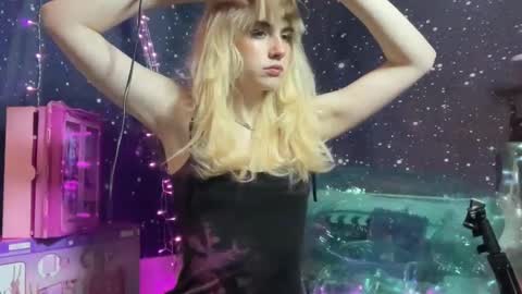 Snapshot of honeyxlimbed chatting on January 17, 12:10 am Emi Rose online show from January 17, 12:10 am