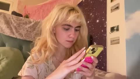 Snapshot of honeyxlimbed chatting on December 15, 7:13 am Emi Rose online show from December 15, 7:13 am