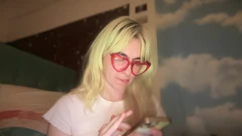 Snapshot of honeyxlimbed chatting on September 12, 7:29 am Emi Rose online show from September 12, 7:29 am