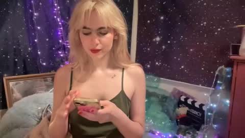 Snapshot of honeyxlimbed chatting on February 9, 3:53 am Emi Rose online show from February 9, 3:53 am