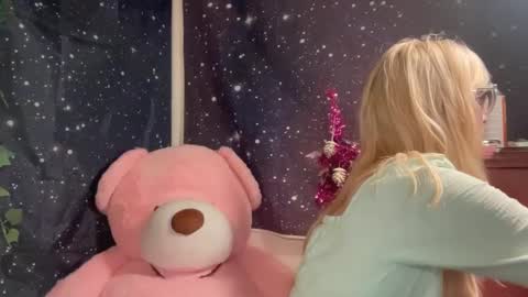 Snapshot of honeyxlimbed chatting on December 14, 3:50 am Emi Rose online show from December 14, 3:50 am