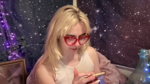 Snapshot of honeyxlimbed chatting on February 22, 7:01 am Emi Rose online show from February 22, 7:01 am