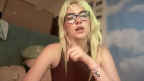 Snapshot of honeyxlimbed chatting on October 1, 6:07 am Emi Rose online show from October 1, 6:07 am