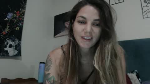 Snapshot of hoodhippy chatting on October 26, 5:03 am HoodHippy online show from October 26, 5:03 am