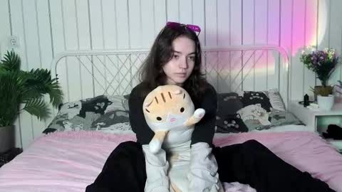 Snapshot of hortenciajenovese chatting on October 13, 9:01 am Mia online show from October 13, 9:01 am