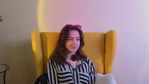 Snapshot of hortenciajenovese chatting on October 2, 7:57 am Mia online show from October 2, 7:57 am