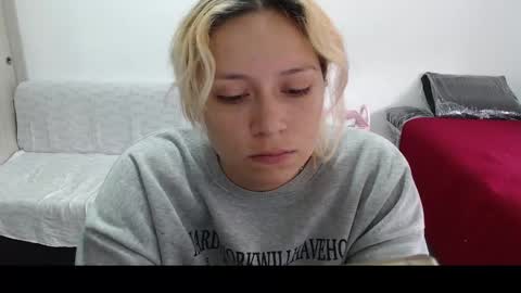Snapshot of hot_mommymia chatting on March 12, 12:47 pm Mia online show from March 12, 12:47 pm