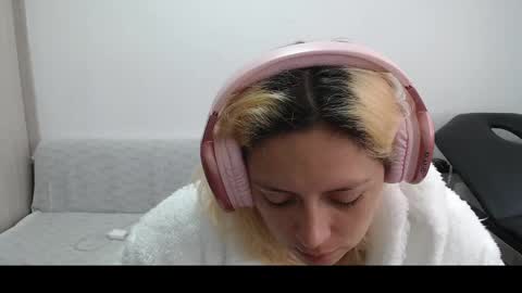 Snapshot of hot_mommymia chatting on March 10, 4:03 pm Mia online show from March 10, 4:03 pm