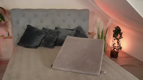 hotmilfbitch online show from April 10, 10:38 pm