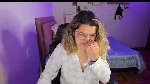 Hello Im Julieta Im 25 years old and I love being here. Thank you for visiting my living room. The only rule is that you hap online show from September 9, 2:33 am