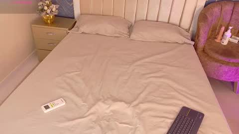 iam_nicolle online show from December 17, 12:31 pm