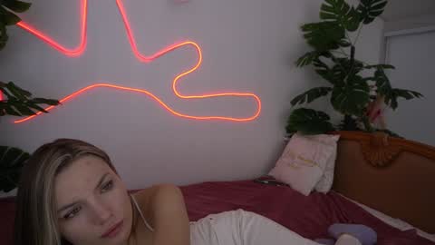 Snapshot of icedanielles chatting on December 7, 2:13 pm Danielle online show from December 7, 2:13 pm