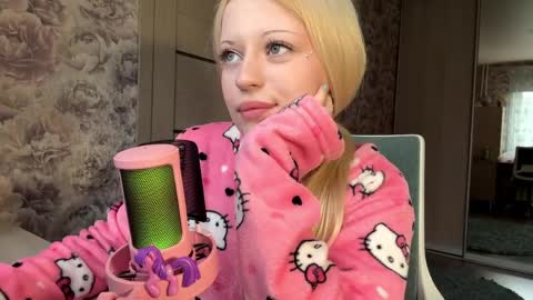 Lola online show from April 2, 1:41 pm