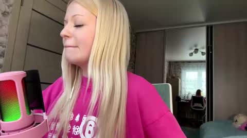 Lola online show from March 4, 1:07 pm