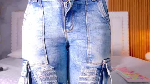 LITTLE AINHOA  online show from October 28, 7:52 pm