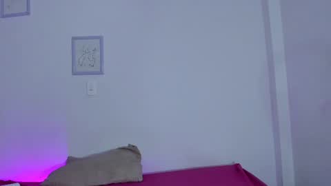 isa__sweet_ online show from July 8, 7:32 am