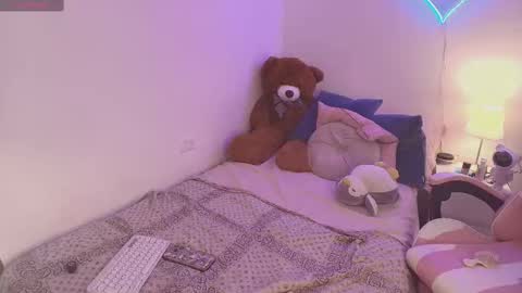 Snapshot of isabel_roux chatting on October 12, 11:07 pm Isabel online show from October 12, 11:07 pm