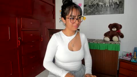 Snapshot of isabella22_1 chatting on December 5, 4:23 pm Isabella22 1 online show from December 5, 4:23 pm