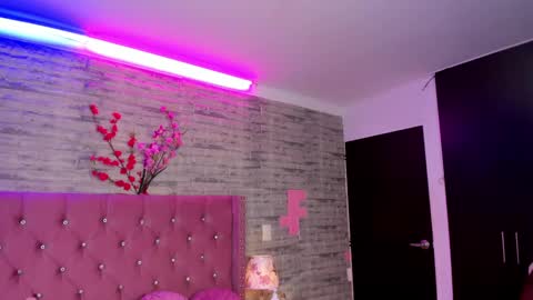 Snapshot of isabellabroms21 chatting on February 15, 10:00 pm v online show from February 15, 10:00 pm